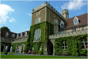 HỌC BỔNG TRƯỜNG GLOUCESTERSHIRE  - TRƯỜNG CÓ TỶ LỆ VIỆC LÀM ĐẦU RA CAO TẠI ANH QUỐC